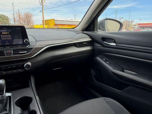 Used 2025 Nissan Altima 2.5 SV image 34