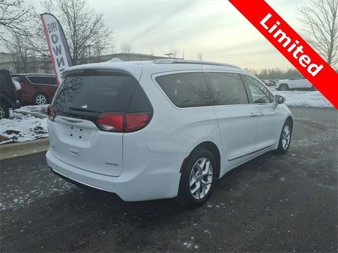 Used 2020 Chrysler Pacifica Limited image 4