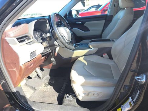 Used 2021 Toyota Highlander XLE image 16