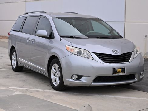 Used 2011 Toyota Sienna LE w/ Towing Pkg image 8