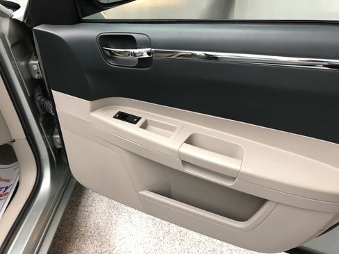 Used 2006 Chrysler 300 Touring RWD image 21