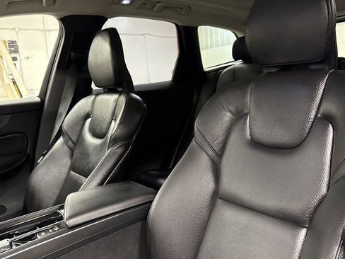 Used 2025 Volvo XC60 B5 Plus image 5