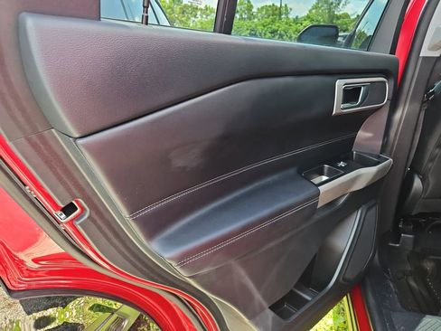 Used 2022 Ford Explorer XLT image 13