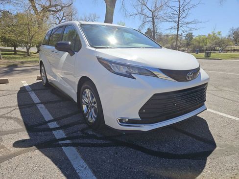 Used 2023 Toyota Sienna XSE w/ XSE Plus Package image 7