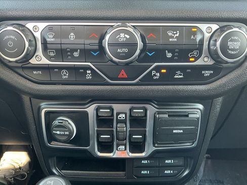 Certified 2024 Jeep Gladiator Sport AWD/4WD image 23