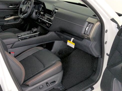 Used 2023 Nissan Pathfinder Platinum w/ Cargo Package AWD/4WD image 24