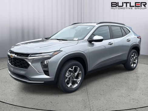 New 2026 Chevrolet Trax LT w/ Driver Confidence Package image 2