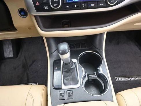 Used 2017 Toyota Highlander XLE FWD image 10