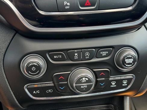Used 2019 Jeep Cherokee Limited AWD/4WD image 14