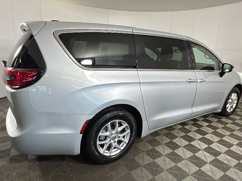Used 2024 Chrysler Pacifica Touring-L FWD image 2