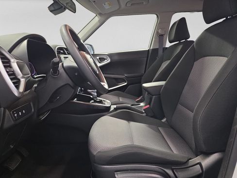 Used 2025 Kia Soul LX FWD image 19