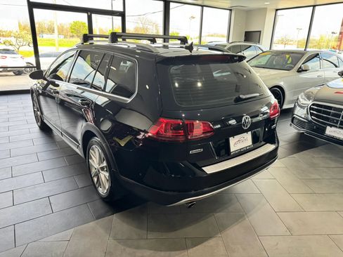 Used 2017 Volkswagen Golf Alltrack SE image 3