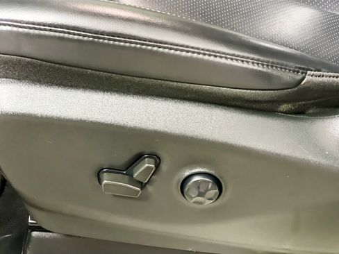 Used 2023 Chrysler Pacifica Touring-L image 15