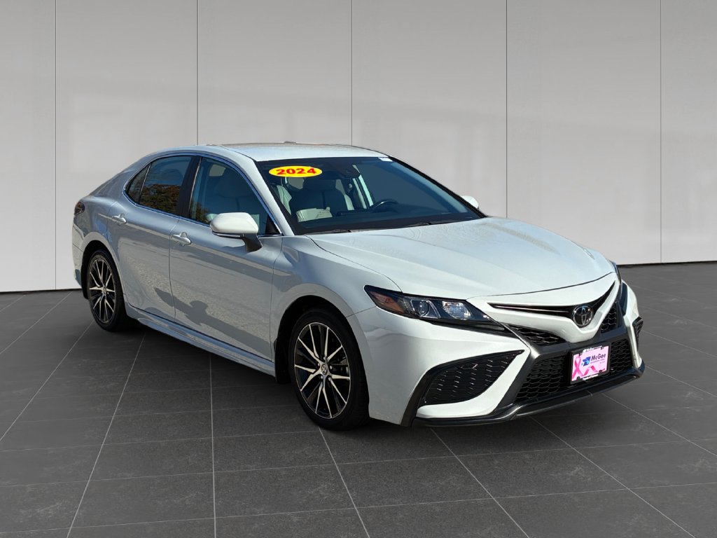 Used 2024 Toyota Camry SE w/ Cold Weather Package FWD image 8
