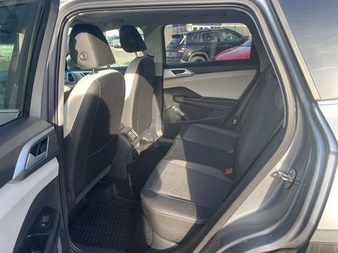 Certified 2025 Volkswagen Taos SE w/ Panoramic Sunroof Package image 8