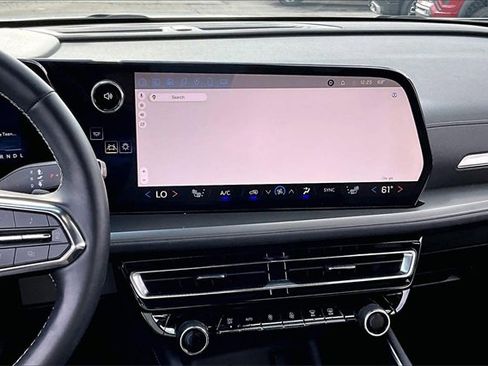 Used 2025 Chevrolet Traverse LT image 9