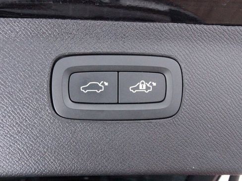 Certified 2024 Volvo XC90 T8 Ultimate w/ Protection Package Premier image 38