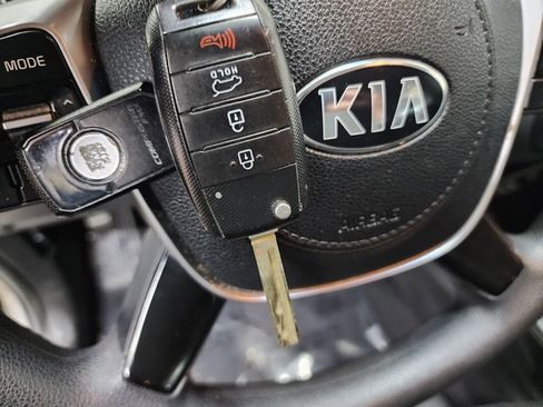 Used 2019 Kia Sorento LX image 48