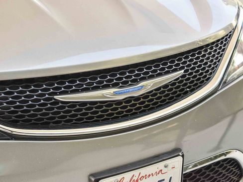 Used 2018 Chrysler Pacifica Touring-L image 9