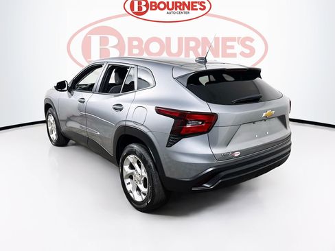 Used 2024 Chevrolet Trax LS w/ LS Convenience Package FWD image 8