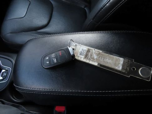 Used 2019 Jeep Cherokee Limited w/ Luxury Group image 29