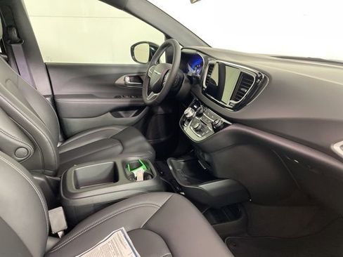 New 2026 Chrysler Voyager LX image 14