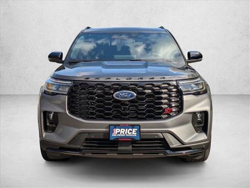Used 2025 Ford Explorer ST image 2