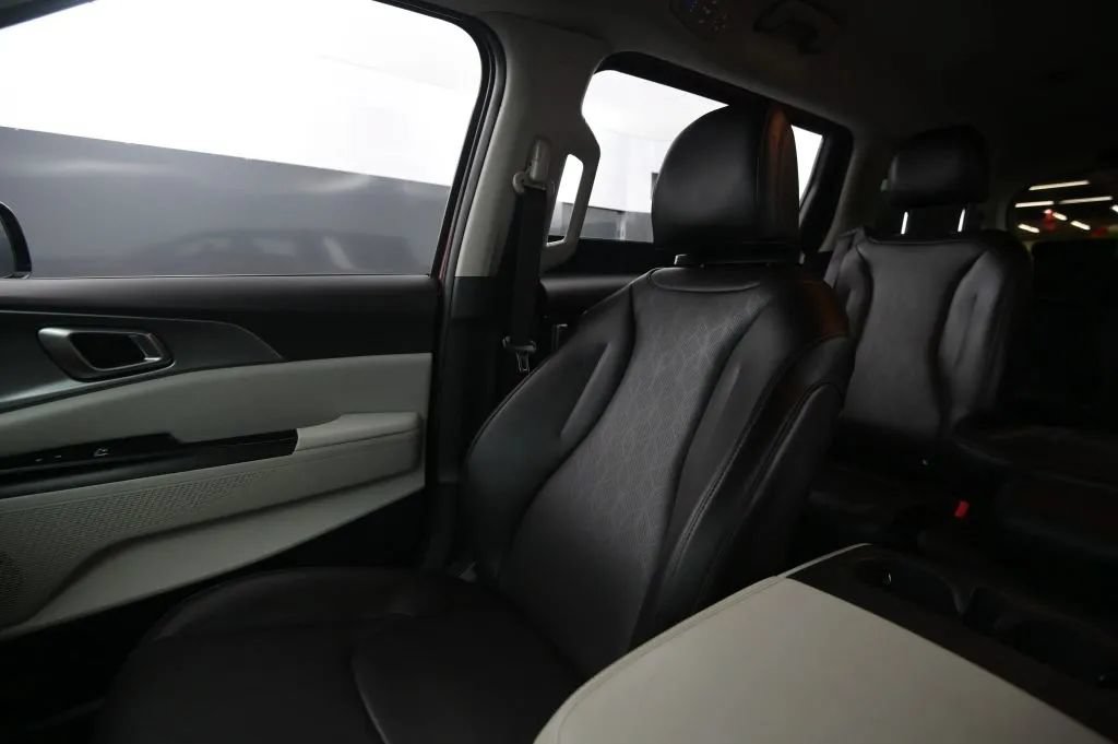 Used 2023 Kia Carnival LX FWD image 29