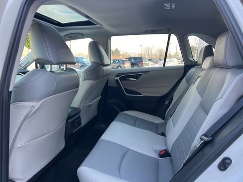 Used 2021 Toyota RAV4 XLE Premium image 17