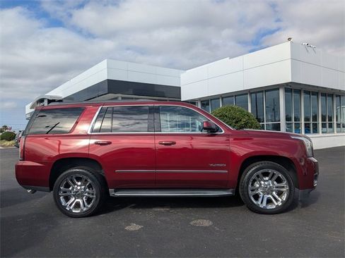 Used 2017 GMC Yukon SLT w/ Premium Edition image 3