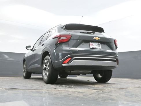 Used 2025 Chevrolet Trax LT FWD image 44