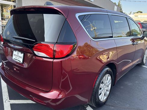 Used 2020 Chrysler Voyager L FWD image 4