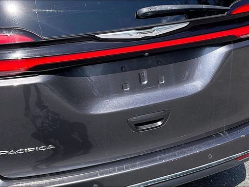 Used 2023 Chrysler Pacifica Touring-L FWD image 24