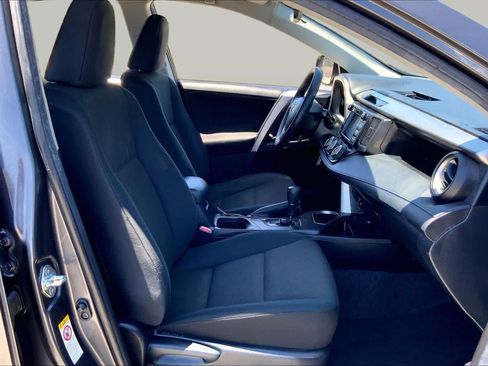Used 2018 Toyota RAV4 LE FWD image 9
