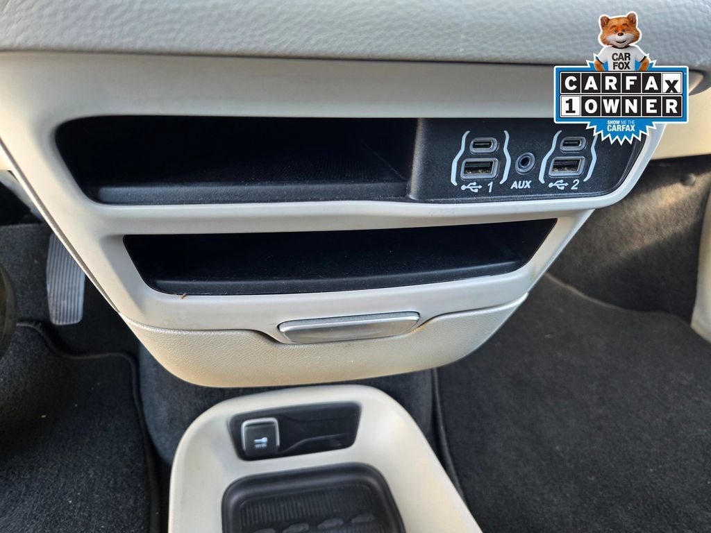 Used 2024 Chrysler Pacifica Touring-L FWD image 22