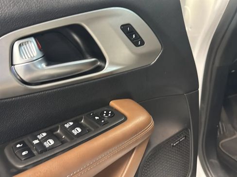 Used 2021 Chrysler Pacifica Limited w/ Uconnect Theater Family Group AWD/4WD image 22