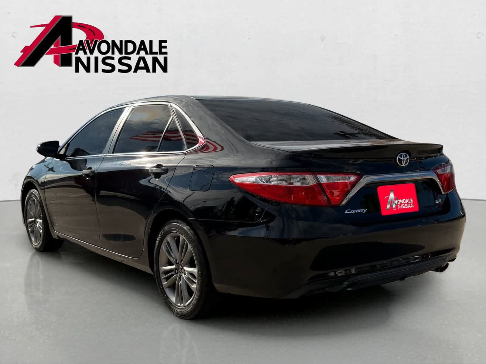 Used 2017 Toyota Camry SE w/ Moonroof Package FWD image 4