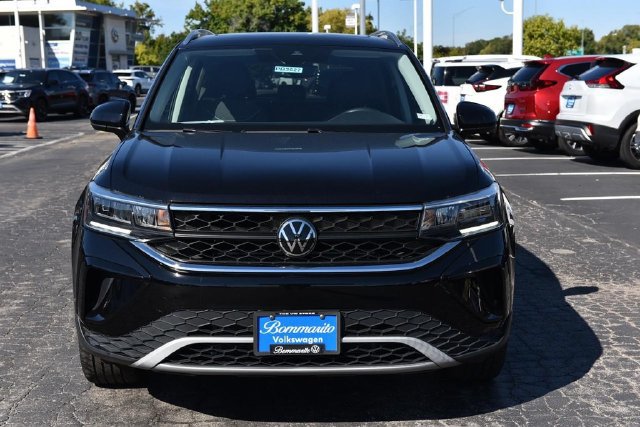 Certified 2023 Volkswagen Taos SE w/ Panoramic Sunroof Package AWD/4WD image 4