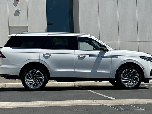 New 2026 Lincoln Navigator Reserve AWD/4WD image 2