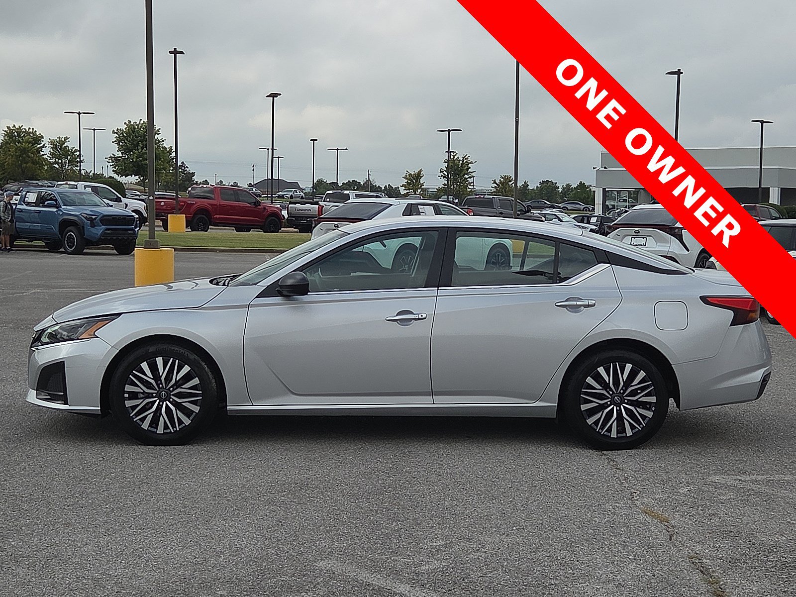 Used 2025 Nissan Altima 2.5 SV FWD image 3