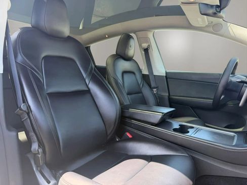 Used 2022 Tesla Model Y Long Range AWD/4WD image 16