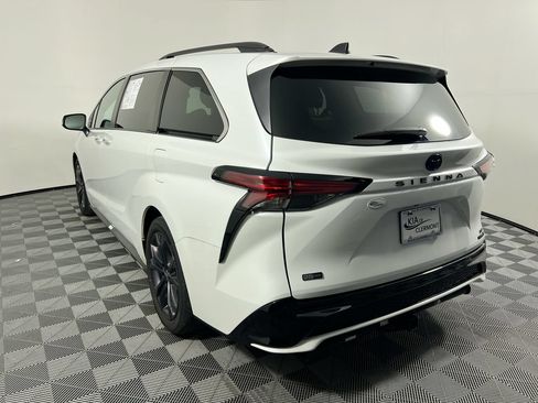 Used 2023 Toyota Sienna XSE FWD image 5