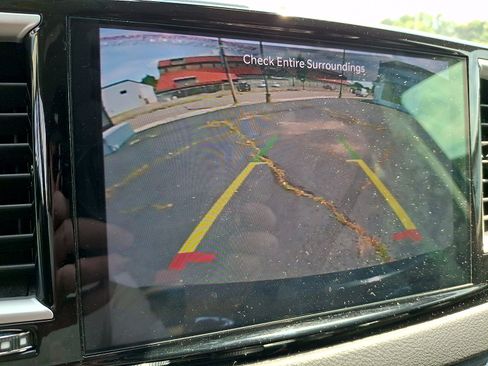 Used 2024 Chrysler Pacifica Touring-L FWD image 12