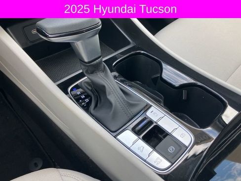 Used 2025 Hyundai Tucson SE image 34