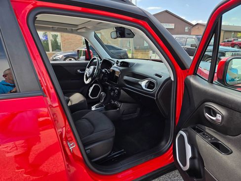 Used 2018 Jeep Renegade Latitude w/ Cold Weather Group AWD/4WD image 21