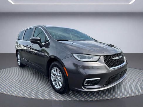 Used 2023 Chrysler Pacifica Touring-L FWD image 9