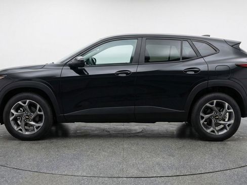 Used 2025 Chevrolet Trax LT w/ LT Convenience Package image 5