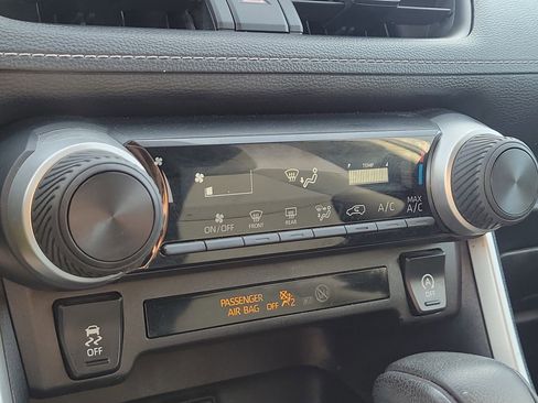 Used 2021 Toyota RAV4 LE image 29