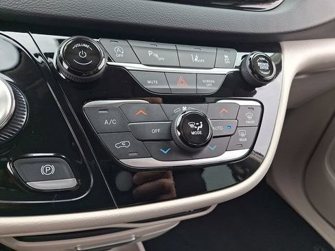 Used 2024 Chrysler Pacifica Touring-L FWD image 15