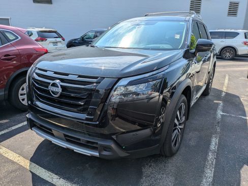 Used 2025 Nissan Pathfinder Platinum w/ Black Appearance Package FWD image 2
